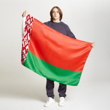 Знамя печатное двустороннее, без подкладки, размеры 90х135 и 100х150 см.