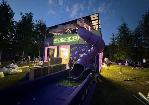 Оформление бренд-зоны «Мегамаркет» на VK Fest